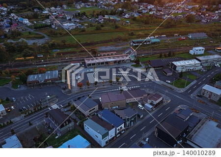 北海道上川町の駅周辺市街地を俯瞰した秋の空撮写真 140010289