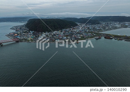 北海道厚岸町の漁港と市街地を俯瞰した空撮写真 140010290