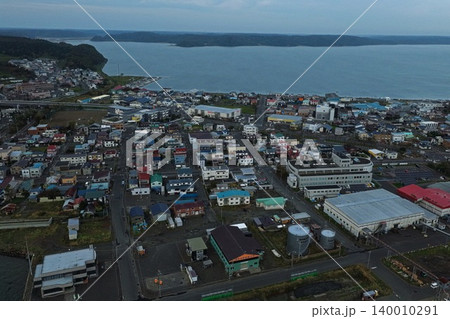北海道厚岸町の市街地と厚岸湾を俯瞰した空撮写真 140010291