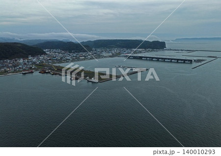 北海道厚岸町の漁港と港湾施設を捉えた空撮写真 140010293