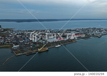 北海道厚岸町の漁港と市街地を斜め俯瞰した空撮写真 北海道厚岸町の漁港と市街地を斜め俯瞰した空撮写真 140010294