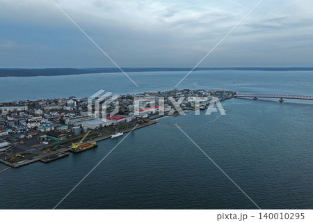 北海道厚岸町の半島状市街地と港湾を捉えた空撮写真 北海道厚岸町の半島状市街地と港湾を捉えた空撮写真 140010295