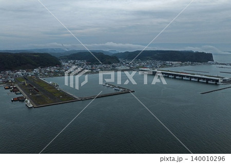 北海道厚岸町の漁港と市街地を俯瞰した空撮写真 140010296