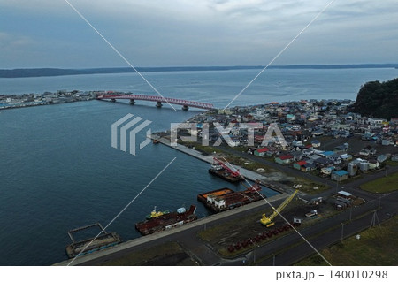 北海道厚岸町の港湾と赤い橋梁を捉えた空撮写真 北海道厚岸町の港湾と赤い橋梁を捉えた空撮写真 140010298
