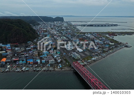 北海道厚岸町の漁村と赤い橋梁を俯瞰した空撮写真 140010303