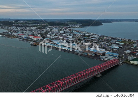 北海道厚岸町の赤いトラス橋と漁港町を俯瞰した空撮写真 140010304