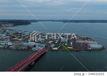 北海道厚岸町の赤いトラス橋と港町を俯瞰した空撮写真 140010305