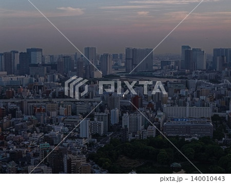 東京都江東区の市街地を夕暮れ時に俯瞰した空撮写真 140010443