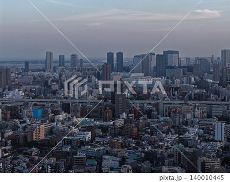 東京都江東区の市街地を斜め俯瞰した夕暮れの空撮写真 140010445