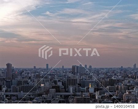 東京都江東区の市街地を広角で捉えた夕暮れ時の空撮写真 東京都江東区の市街地を広角で捉えた夕暮れ時の空撮写真 140010458