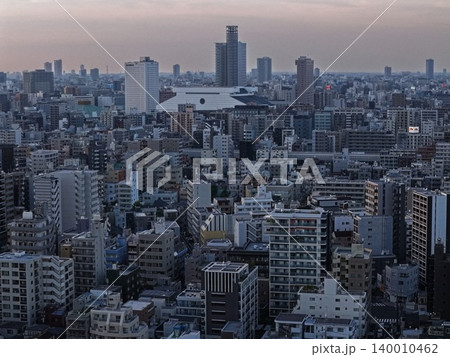 東京都江東区の市街地と競技場を望む夕暮れ時の空撮写真 140010462