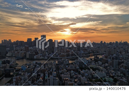 東京都江東区の市街地と隅田川を夕暮れ時に捉えた空撮写真 140010476