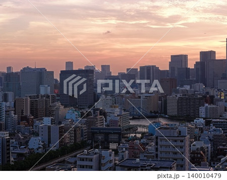 東京都江東区・隅田川沿いの市街地を夕暮れに捉えた空撮写真 東京都江東区・隅田川沿いの市街地を夕暮れに捉えた空撮写真 140010479