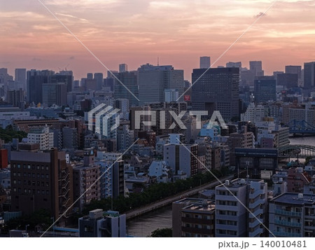 東京都江東区の市街地と河川を捉えた夕景の空撮写真 140010481