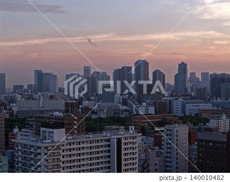 東京都江東区の市街地を夕暮れ時に捉えた空撮写真 140010482