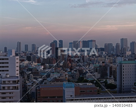 東京都江東区の市街地を夕暮れ時に捉えた空撮写真 140010483