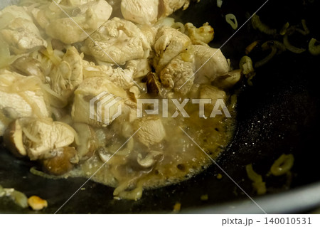 Fried pieces of chicken with mushrooms, in milk in a cup 140010531