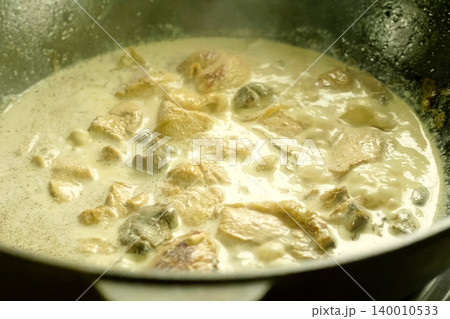 Fried pieces of chicken with mushrooms, in milk in a cup 140010533