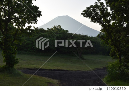 六月、日の出前の富士山の遠景 140010830