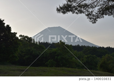 六月、日の出前の富士山の遠景 140010831
