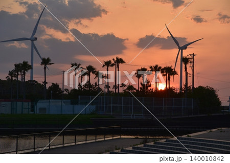 六月、静岡県竜洋海洋公園オートキャンプ場から風車越しの夕日 六月、静岡県竜洋海洋公園オートキャンプ場から風車越しの夕日 140010842