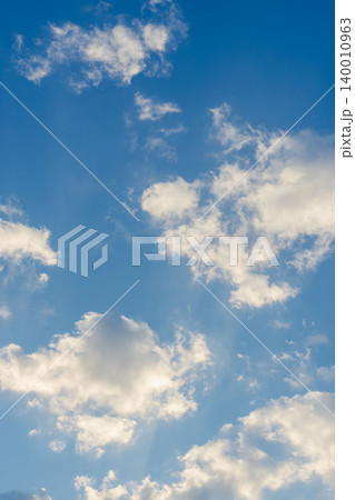 冬の寒い朝　澄んだ青空と朝日に輝く雲のクローズアップ05 140010963