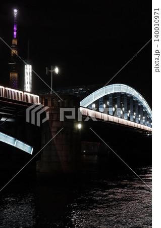 隅田川の水面に輝く駒形橋のライトアップと雅な東京スカイツリーの夜景 隅田川の水面に輝く駒形橋のライトアップと雅な東京スカイツリーの夜景 140010971