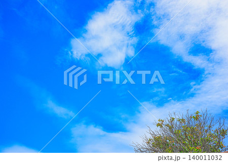 夏空と白い雲 夏空と白い雲 140011032