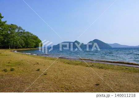 夕日が見える渚公園付近から見る洞爺湖の中島など 夕日が見える渚公園付近から見る洞爺湖の中島など 140011218