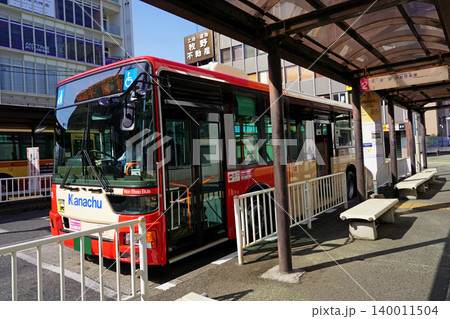 伊勢原駅のロータリーで出発を待つ平塚駅行きの神奈中バスとバス乗り場 140011504