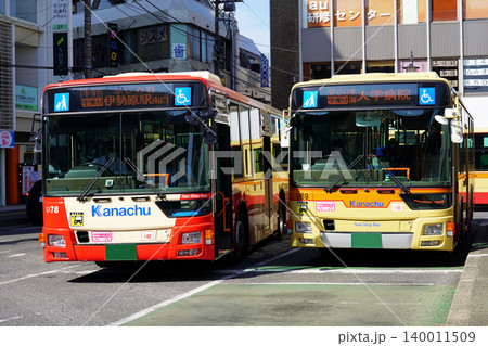 伊勢原駅のロータリーに並ぶ神奈中バスの新旧カラー（三菱ふそうエアロスター） 140011509