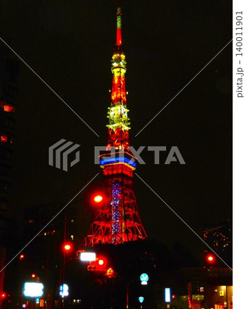 赤信号だらけが出迎える東京タワーの夜景 赤信号だらけが出迎える東京タワーの夜景 140011901