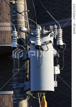 電柱に設置された柱上変圧器（トランス）と配線のクローズアップ 140012323