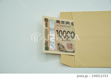 ダンボール箱に入ったお金 140012353