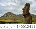 山をフォーカスしたイースター島とモアイ像001 140012411