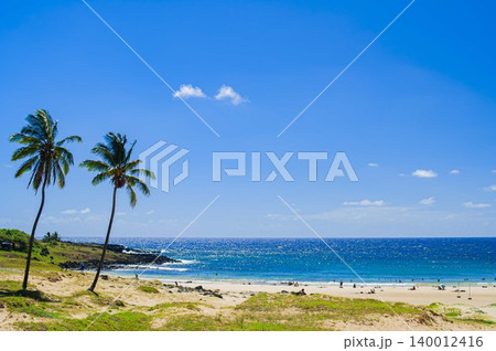 常夏を感じさせるイースター島の浜辺001 常夏を感じさせるイースター島の浜辺001 140012416