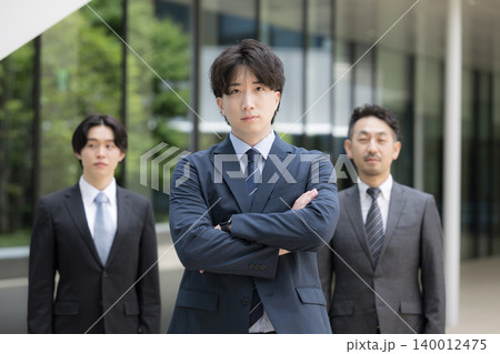 中堅の30代ビジネスマンを中心にチームで前進する営業組織と挑戦やチャレンジ、ビジネスイメージ 中堅の30代ビジネスマンを中心にチームで前進する営業組織と挑戦やチャレンジ、ビジネスイメージ 140012475
