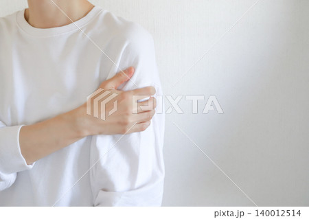 腕の痛みを感じる女性 腕の痛みを感じる女性 140012514