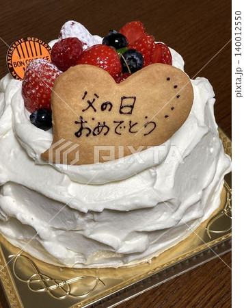 「父の日おめでとう」のメッセージプレートが乗ったイチゴのデコレーションケーキ 「父の日おめでとう」のメッセージプレートが乗ったイチゴのデコレーションケーキ 140012550