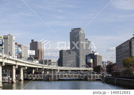 大阪中之島の高速道路とビル群 大阪中之島の高速道路とビル群 140012681