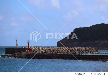 防波堤と灯台が並ぶ海辺の風景 140012701