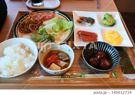 木製トレーに並ぶバランスの良い和定食 140012714