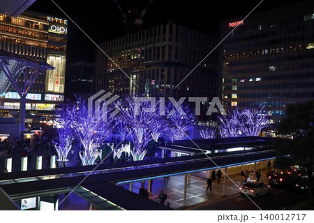 紫のイルミネーションが彩る都会の夜景 紫のイルミネーションが彩る都会の夜景 140012717