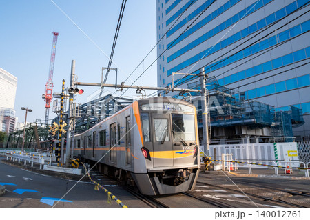 【京急本線】新旧の八ツ山橋梁を通過する急行列車 140012761