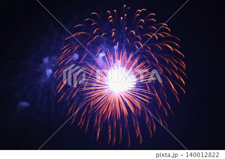 夜空に広がる花火の美しい瞬間 夜空に広がる花火の美しい瞬間 140012822