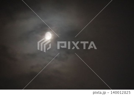 雲間に浮かぶ月が照らす夜空の風景 雲間に浮かぶ月が照らす夜空の風景 140012825