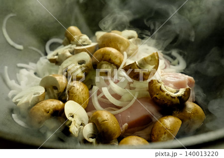 Roast chicken with mushrooms and onions. Roast chicken with mushrooms and onions. 140013220