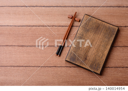 Empty wooden cutting board for preparing ingredients for home cooking. An empty cutting board 140014954