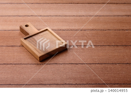 Empty wooden cutting board for preparing ingredients for home cooking. An empty cutting board 140014955