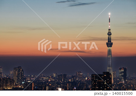 東京都、夕焼け空と東京スカイツリーの遠景 東京都、夕焼け空と東京スカイツリーの遠景 140015500